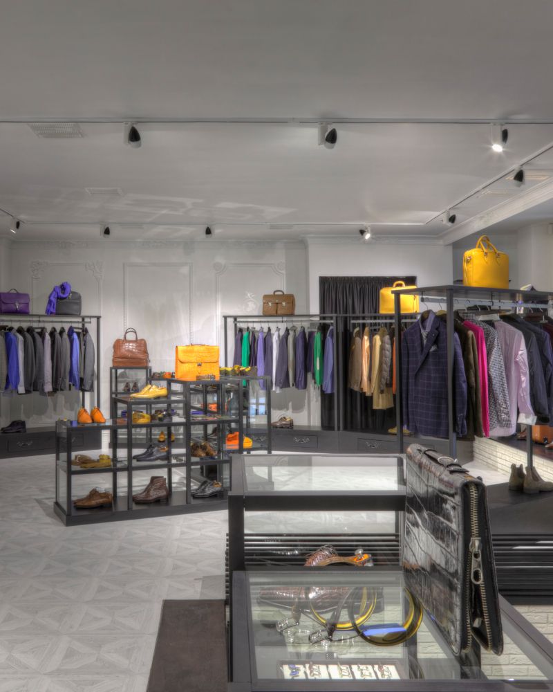Interior de tienda comercial recién pintada.